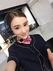 留澳女生李玉洁网吧嘟嘴卖萌美腻了