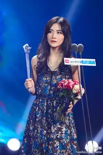 谢娜晒逛街照被指霸气侧漏网友在等杰哥吗