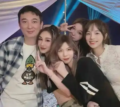 王思聪出行总喜欢带网红美女,却一点麻烦事都没惹,有啥秘诀呢
