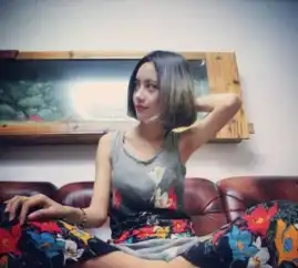 性感showgirl于港妹穿学生装卖萌修长美腿吸睛