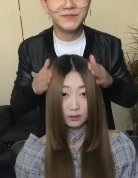 抖音瓜子脸美女,撩起她的头发逗乐众人,网友刮风怎么办