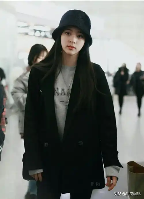 欧阳娜娜太会穿尖头鞋露脚面,少女风秒变轻熟风,魅力值惊人