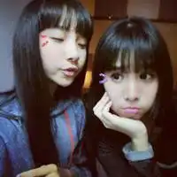 穿着小肚兜满街跑