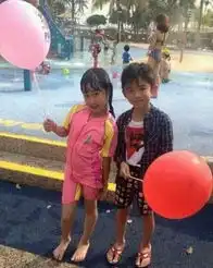 张柏芝素颜抱小女孩合影lucas显羞涩图