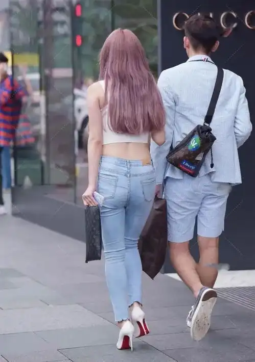简单修身的牛仔裤穿搭,简约利落干净清爽,怎么穿也不会崩溃