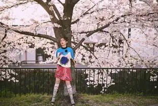 肖雨雨曝唯美樱花写真少女气满满