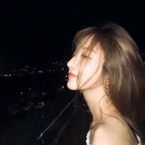 女生侧颜头像动漫