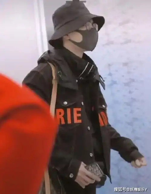 肖战低调现身机场,一身黑造型包裹严实,眼神空洞,满眼疲态尽显