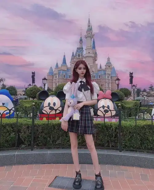 少女天堂梦幻迪士尼穿搭分享,怎么穿才能拍出好看的照片呢