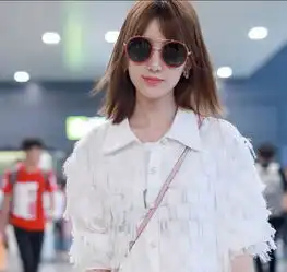 毛晓彤齐肩短发搭配白色羽毛长裙现身机场仙气飘飘灵气十足