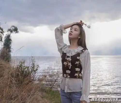 在清纯和魅惑撩人间完美转换陈瑶的穿搭时髦经,尽显反差魅力