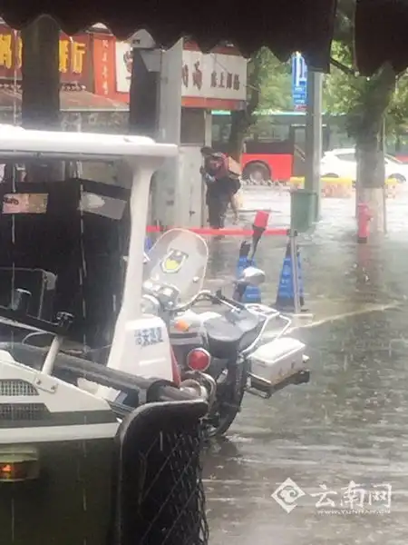 兵哥哥背老人和孩子过河昆明暴雨后正能量满满