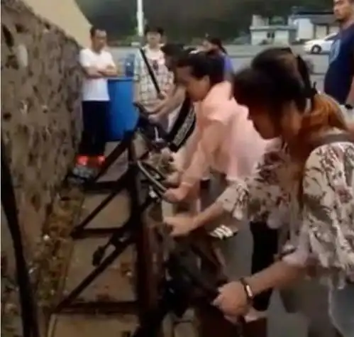 考驾照,女学员要面对墙站3天居然无人反对