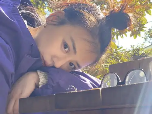马思纯终于瘦了,扎丸子头晒素颜自拍好少女,网友看不出32岁
