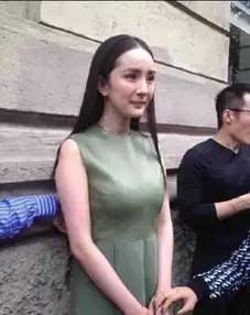 赵丽颖孕后首现身,变化特明显,却与杨幂相反,网友直呼可惜