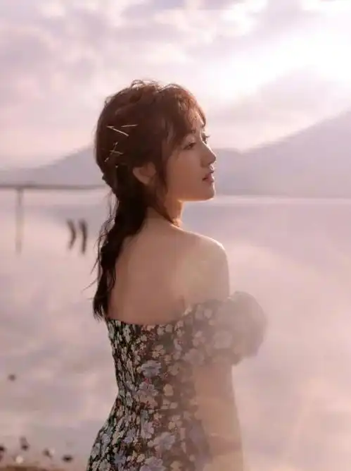 49岁杨钰莹减龄搭配,格纹衬衫搭碎花裙太清新,不愧是冻龄女神