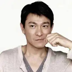 他曾是香港四大天王之一出道前只是个洗头工