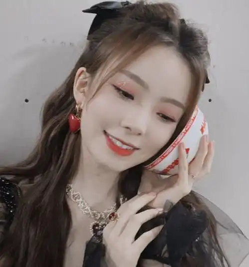 硬糖少女自拍,刘些宁可爱,陈卓璇有创意,张艺凡表演杂技顶碗