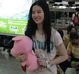 杨幂和刘亦菲素颜照对比,一个真素颜一个假素颜,高下立现
