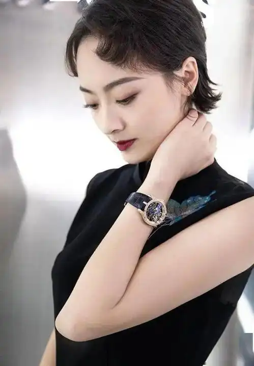 孙铱气质真迷人,身穿黑色旗袍出席活动,搭配红唇分外有高级感