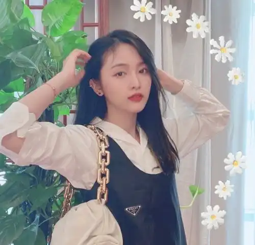 高人气美少女吴宣仪,一如既往的时尚穿搭,让人移不开眼
