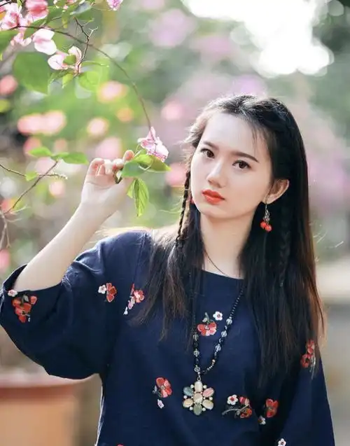 复古长袖半身裙,让街头美女调皮又可爱,展现不一样的民国风