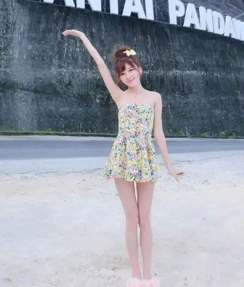 藏青色菊花挂脖式分体比基尼小姐姐,唯美优雅,展现出女神气质范
