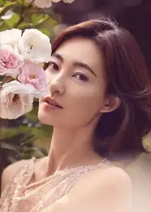 王丽坤婚后首露面容光焕发,高调晒左手戒指,教插花变居家小女人