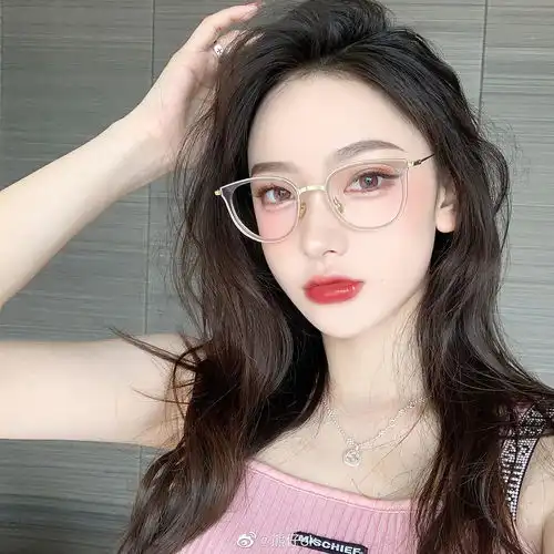 戴眼镜美女头像短烫发小