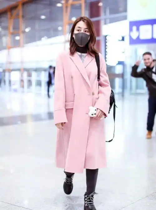 马苏身穿粉红色大衣现身机场,肩挎黑色小背包,真是少女感满满