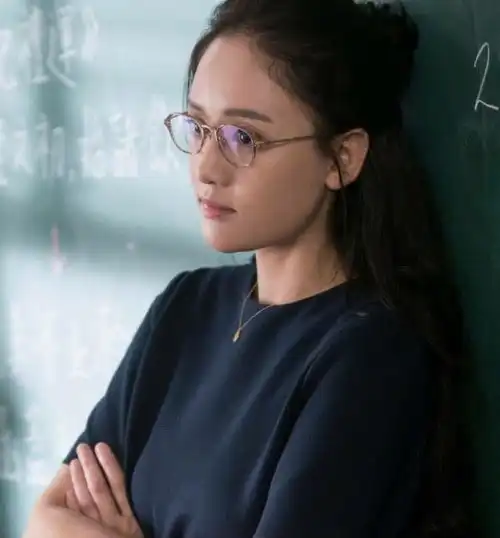 堪称少女感十足的陈乔恩气质好赞这么老气的裙子都穿的这么美