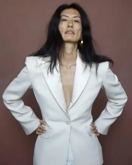 中年丧夫带3孩,50岁转行做模特,这个香港女子缘何征服时尚圈