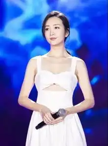 王鸥吊带装礼服亮相,成为全场焦点,女王范十足
