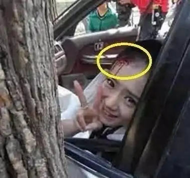 女子车祸后倒地不起不顾伤势继续刷手机