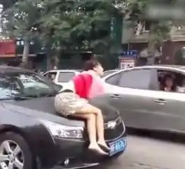 奇葩头像女生碰瓷