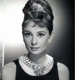 比奶奶灰更时髦的还有kjp珍珠手链