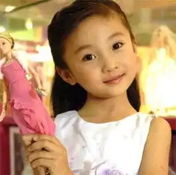 这张照片上的女孩是崔彤还是林妙可