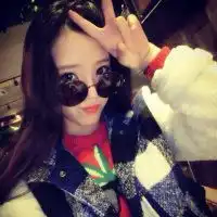盘腿带帽戴墨镜拿手机超时尚