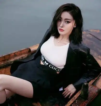 张天爱在水中拍写真,造型清爽妆容淡雅,拍照动作惹争议