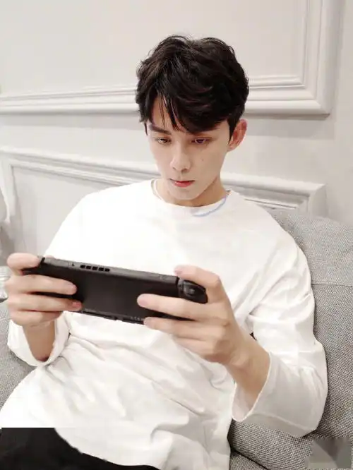 吴磊怼脸拍依旧帅气白衣造型清新似学长