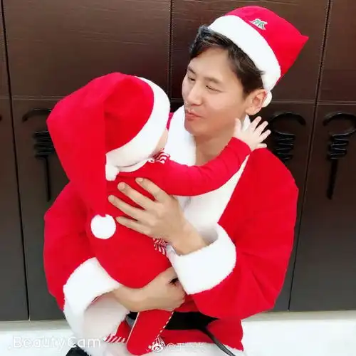 于晓光一家过圣诞节,啪嗒粉嫩可爱秋瓷炫戴鹿角,面色红润