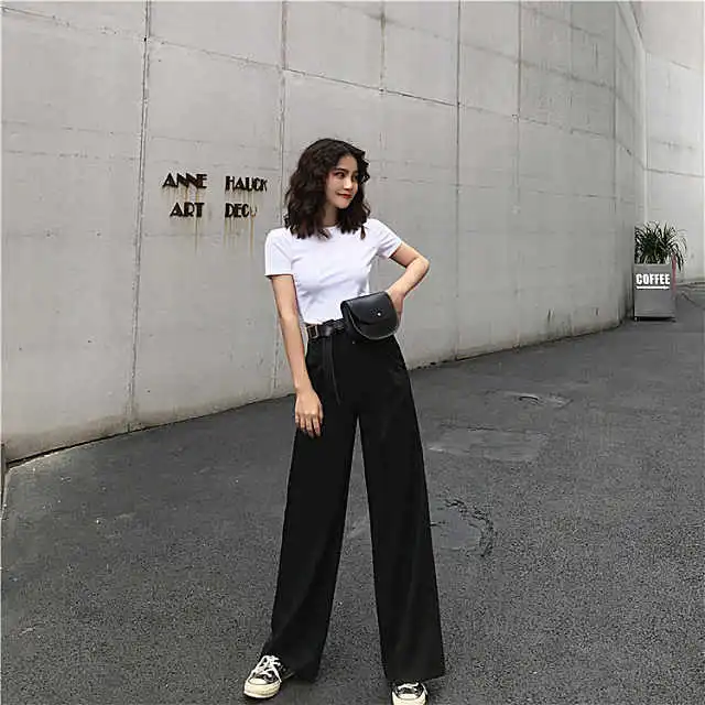 t恤下面别再搭牛仔裤了,今年火的3条裤子更适合搭t恤,超好看