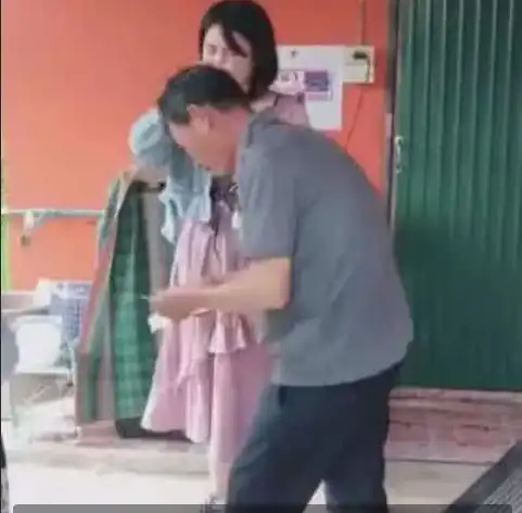 大学女生向父亲要生活费,拿到钱的那一刻痛哭流涕,看完让人深思