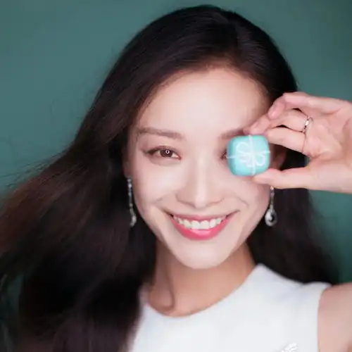 配饰控最彰显品味的胸针被抛之脑后,快跟倪妮学习成为精致女孩