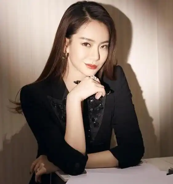戚薇激吻唇加海藻头变身人鱼公主,双眼皮化妆后超自然