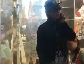 47岁息影女星张敏现身戴帽子墨镜无人认