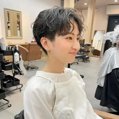 女士推边短发,时尚与个性的完美诠释