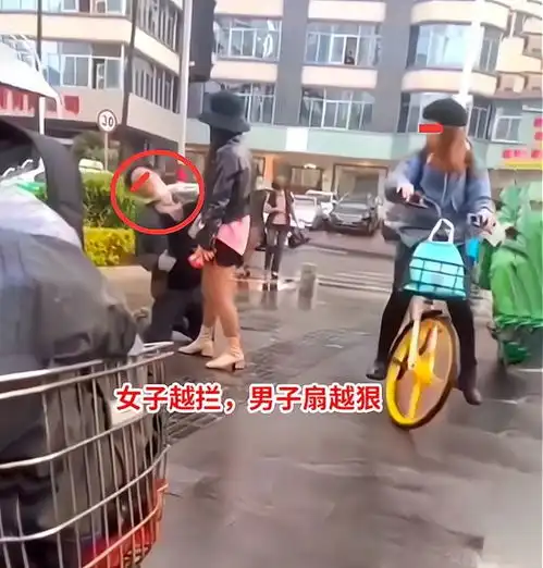 深圳男子街头跪求女友不分手,狂扇自己耳光,女子一直冷眼旁观