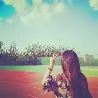 卡通红色头像女海边