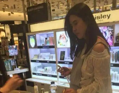 王祖贤近况曝光长发披肩身材微胖,女神一心向佛很超脱